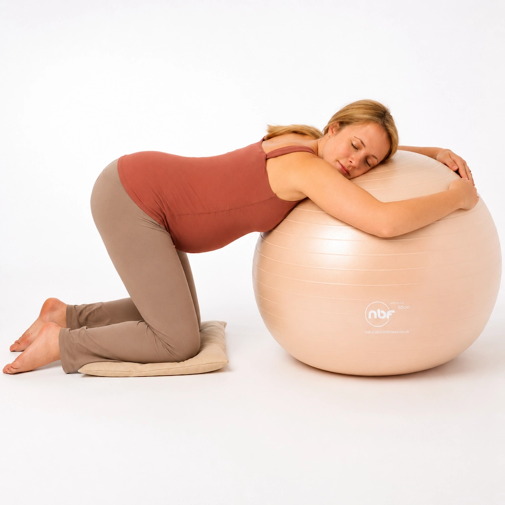 vrouw op birth ball liggend